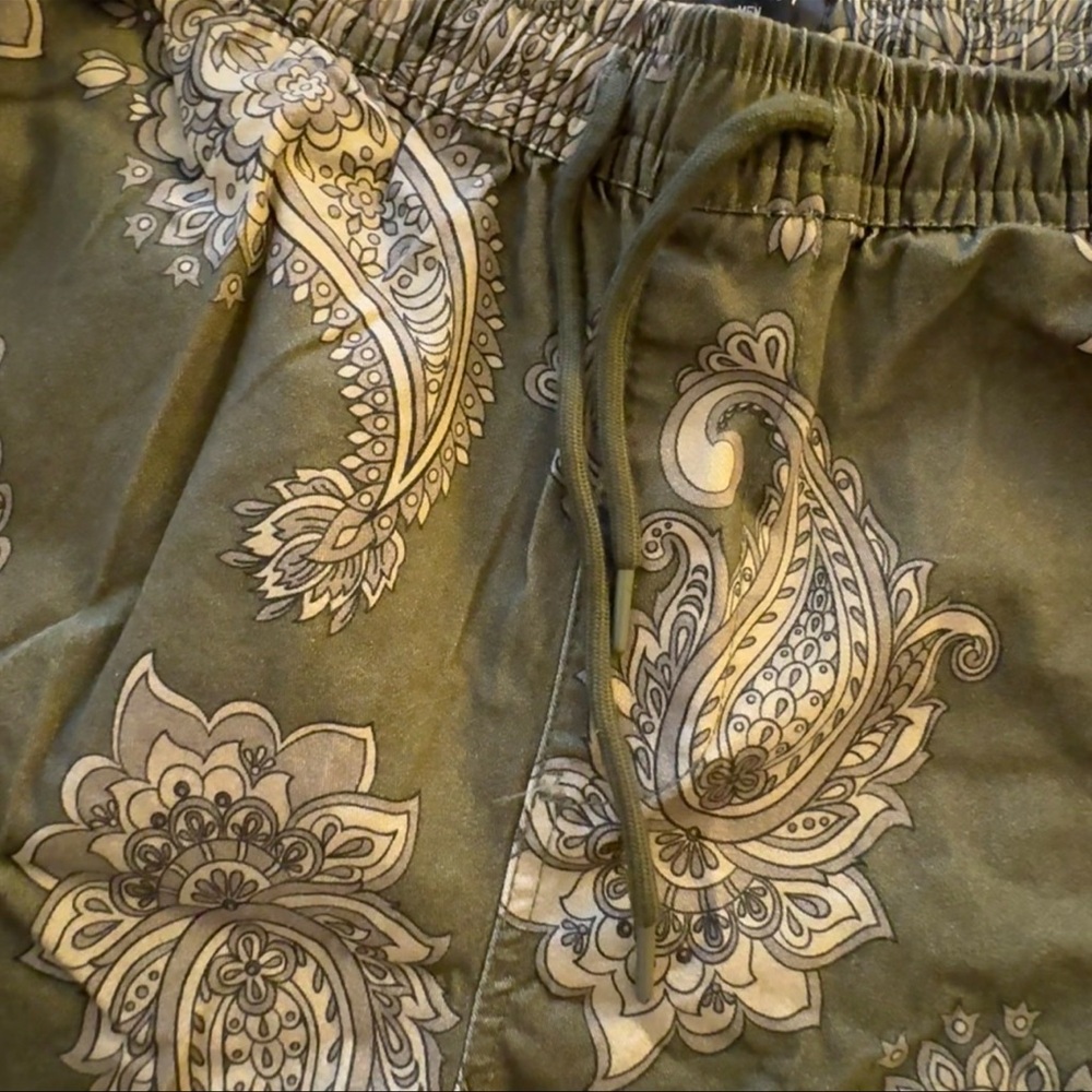 Forever 21 Men’s Paisley Print Shorts in Olive Green | NEW | size M - Picture 6 of 8